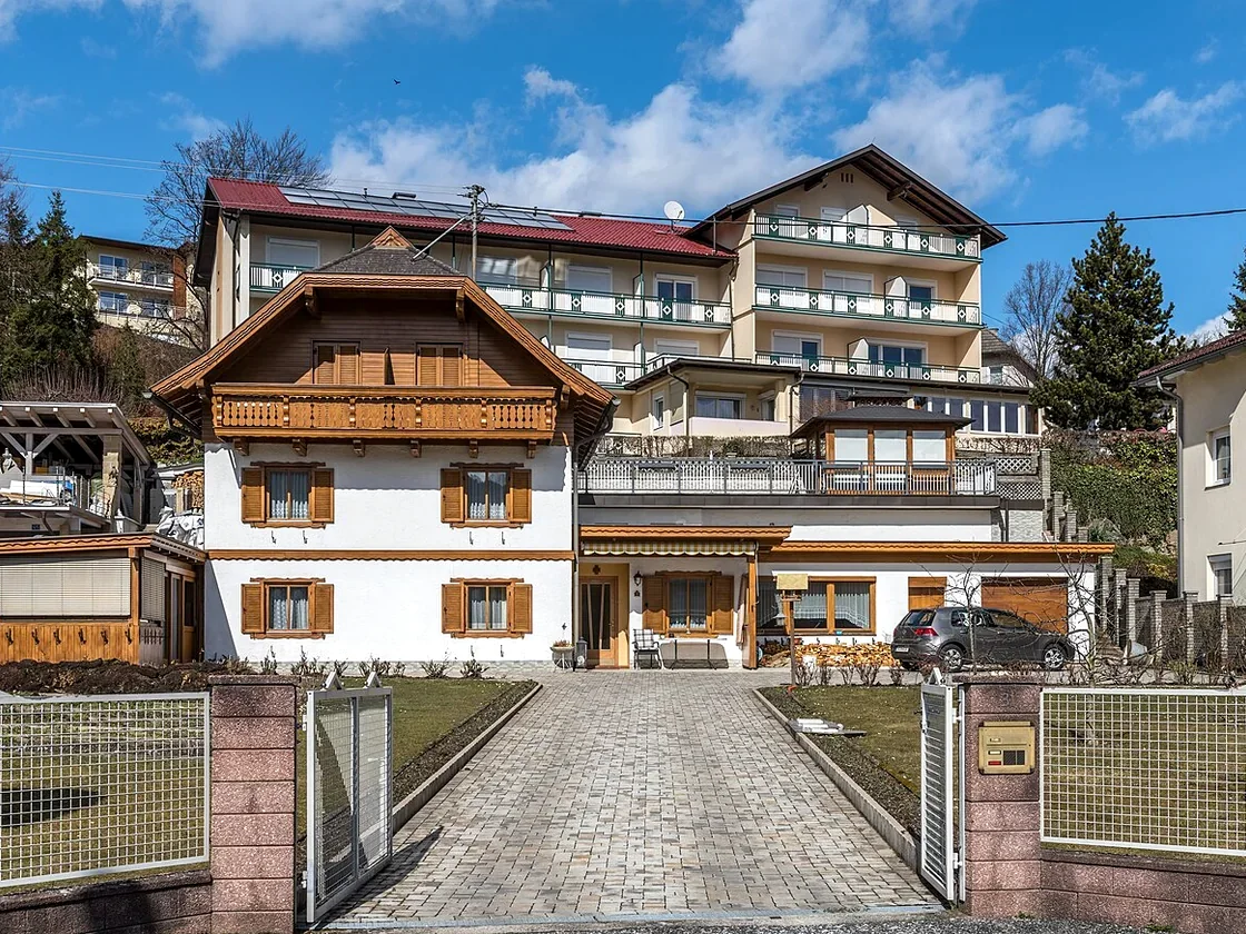 Großes Wohnhaus mit mehreren nutzbaren Bereichen und Garten
