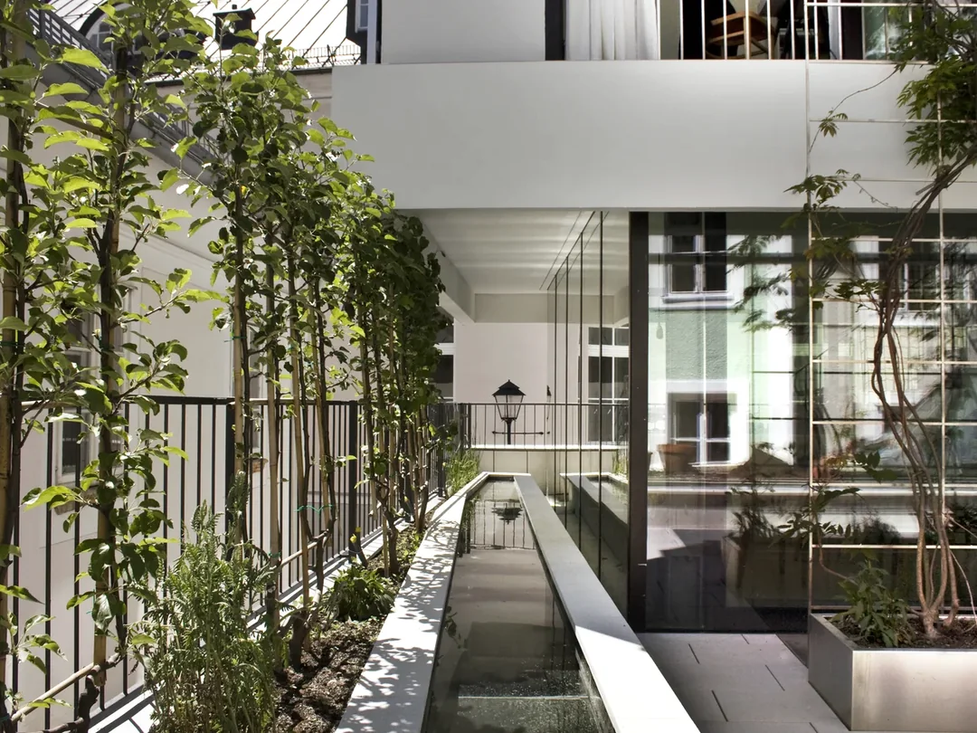 Wohnhausbereich mit Garten, Terrasse und geschütztem Zugang